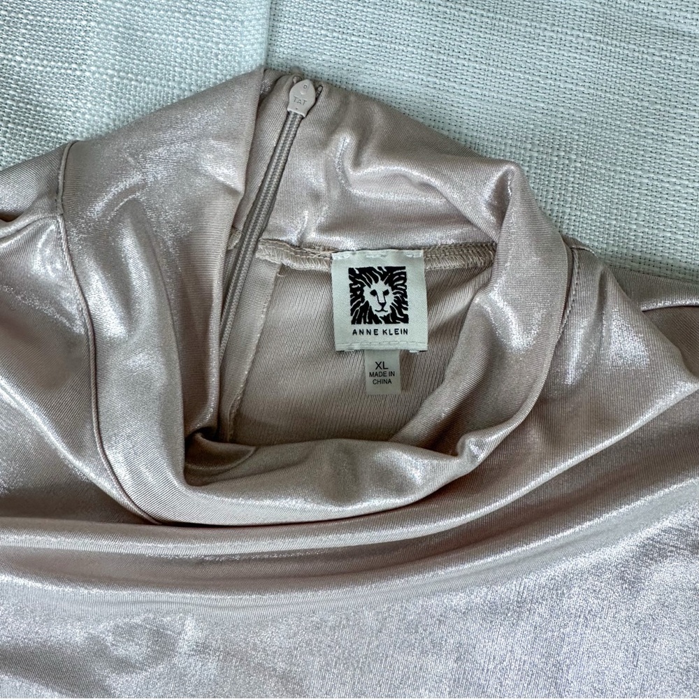 ANNE KLEIN Mock Neck Metallic Soft Pink Satin Short Sleeve Top - Picture 5 of 9